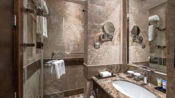 Artículos de tocador gratuitos, secador de pelo, toallas, jabón