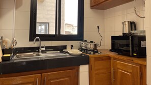 Estúdio standard | Cozinha privada | Geladeira, micro-ondas, fogão, cooktop