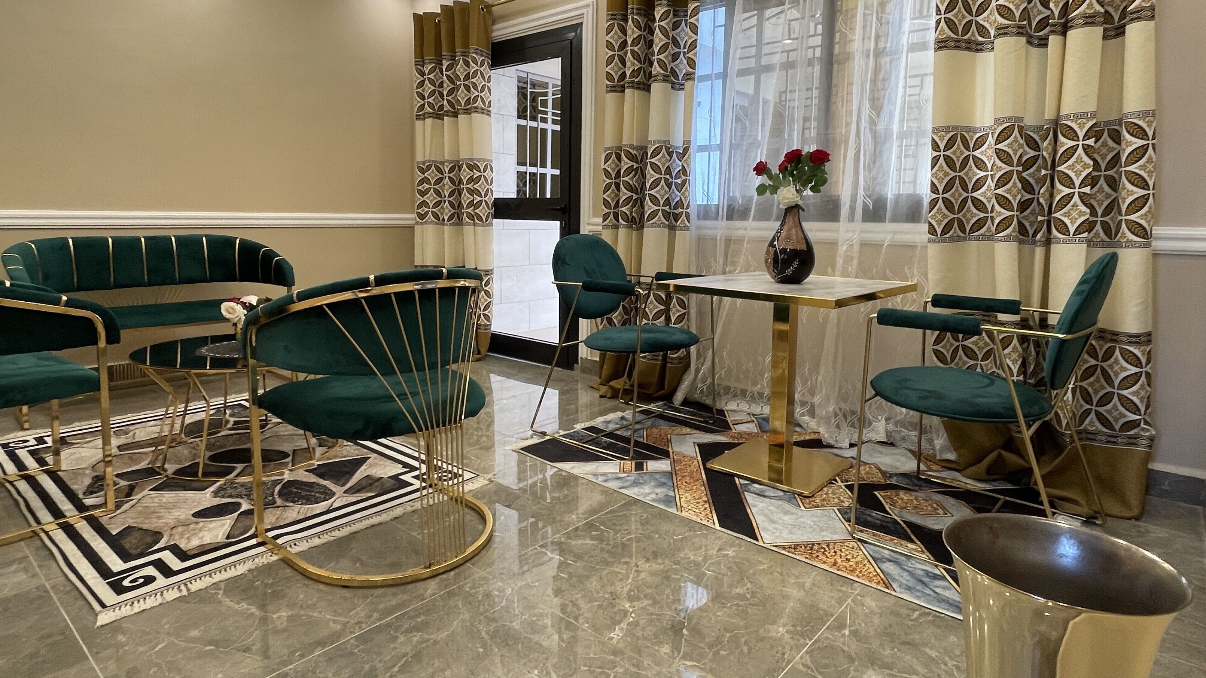 Studio Standar | Area keluarga | TV layar datar