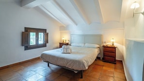 4 bedrooms, iron/ironing board, WiFi