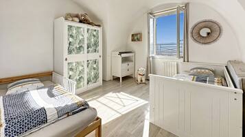 2 slaapkamers, een strijkplank/strijkijzer, reisbedje, wifi