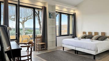 1 chambre, bureau, fer et planche Ă repasser, lit parapluie