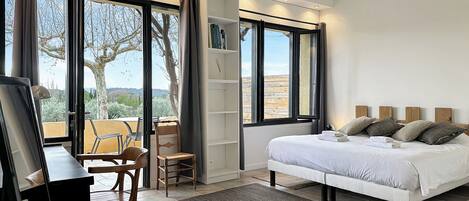 1 chambre, bureau, fer et planche à repasser, lit de bébé portatif