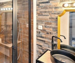 Douche, serviettes fournies, savon, shampoing