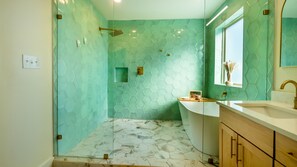 Shower, towels, soap, shampoo - Coyote Canyon House with Lake Views--Cowboy tank Pool (Canyon Lake)