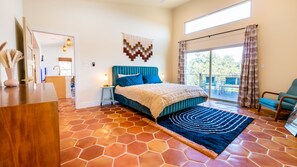 4 habitaciones, tabla de planchar con plancha, wifi y ropa de cama 