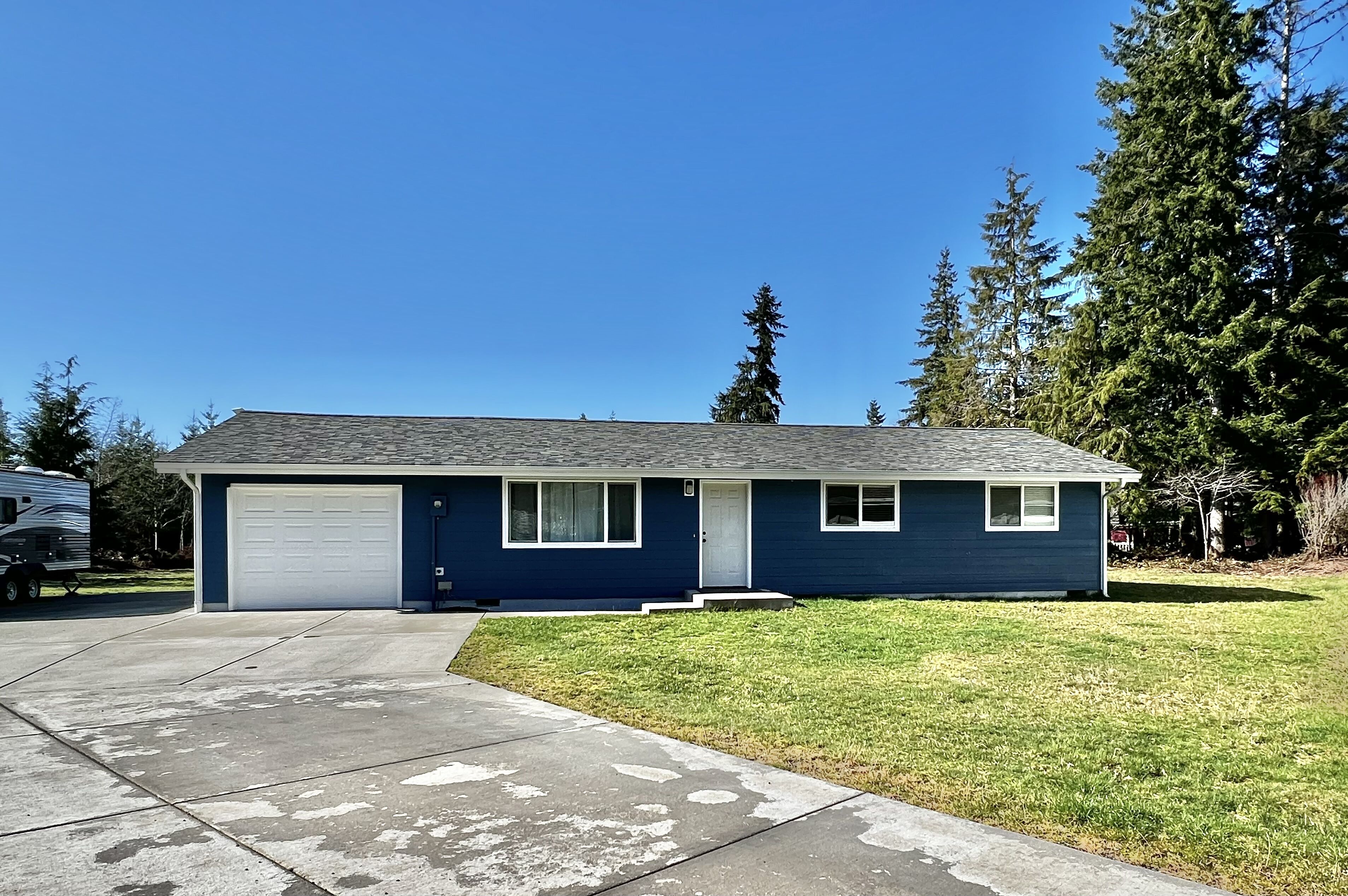 Marions Hideaway- Come relax in this private but close to town home!