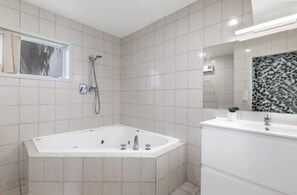 Hair dryer, towels, soap, shampoo - Lakeview Mountain-view 3BR Home close to Rotorua Centre (Rotorua)