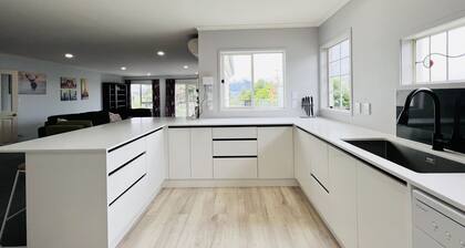 Lakeview Mountain-view 3BR Home close to Rotorua Centre