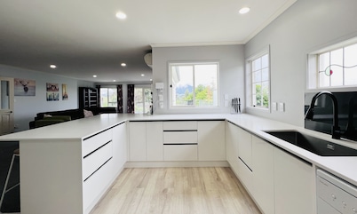 Lakeview Mountain-view 3BR Home close to Rotorua Centre