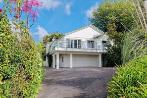 Exterior - Lakeview Mountain-view 3BR Home close to Rotorua Centre (Rotorua)