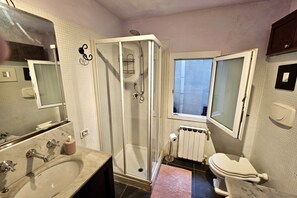 Ducha, bidet, toallas