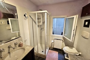 A bathroom with a glass-enclosed shower, a sink, a toilet, and a window. - SE045 - Senigallia, three-room apartment convenient to services (Senigallia)