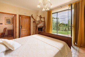 7 bedrooms, iron/ironing board, WiFi, bed sheets