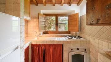 Frigorifero, microonde, forno, piano cottura