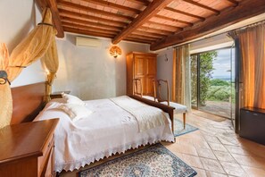 7 bedrooms, iron/ironing board, WiFi, bed sheets