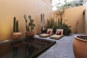 Outdoor pool, open 9:00 AM to 9:00 PM, pool umbrellas, sun loungers - Macondo Arte Oaxaca (Oaxaca)