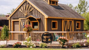 Un bâtiment rustique en bois, sur lequel on peut lire l’inscription « The Preserve », et une terrasse en bois agrémentée de fleurs.