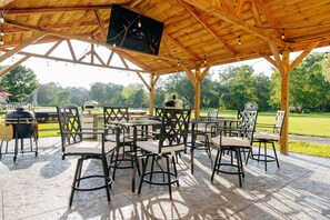 Outdoor dining - Battenkill Glamping Resort (Cambridge)