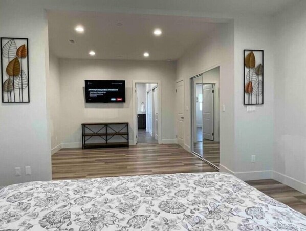 6 bedrooms - Modern Midway City Home (Midway City)