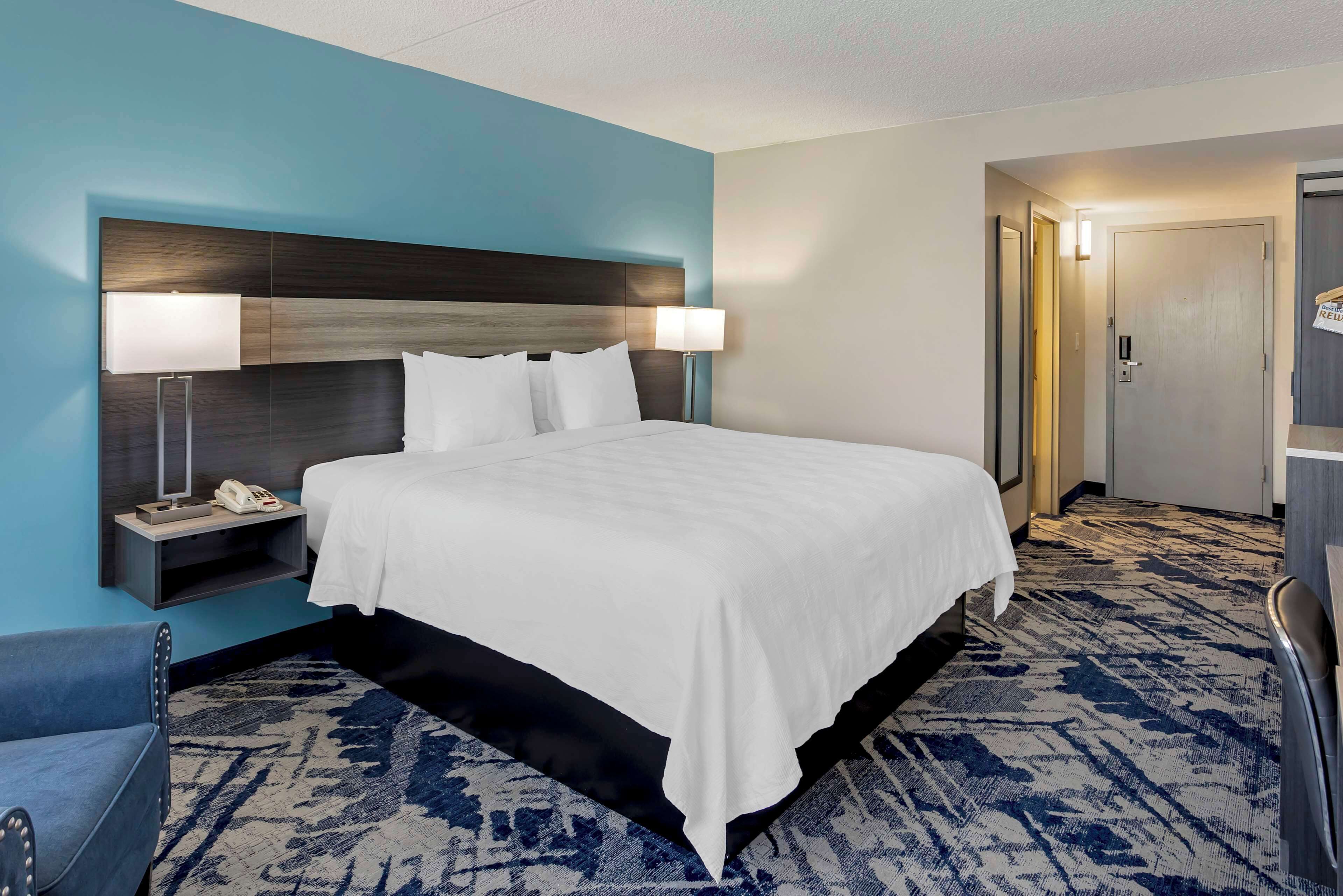 Escriptori, planxa i posts de planxar i roba de llit 