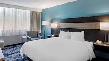 Quarto standard, 1 cama King, geladeira e micro-ondas | 1 quarto, escrivaninha, ferros/tábuas de passar roupa, roupa de cama