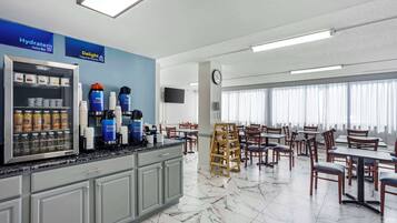 Café da manhã completo grátis todos os dias