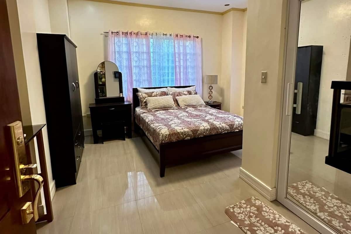 1 habitación y tabla de planchar con plancha