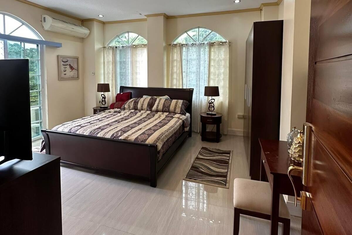 1 habitación y tabla de planchar con plancha