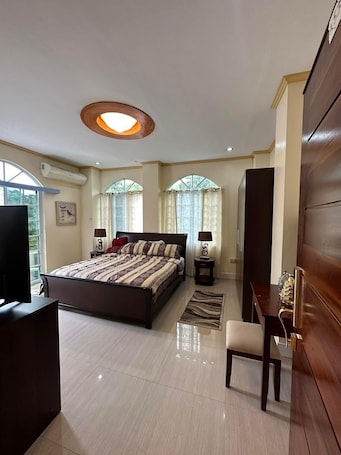 Deluxe House | 1 bedroom, iron/ironing board