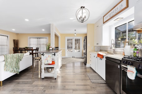 Fridge, microwave, oven, stovetop. Cheerful, southwest-inspired heartland hideaway