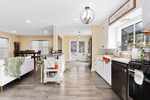 Cheerful, southwest-inspired heartland hideaway