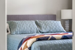 1 bedroom, iron/ironing board, WiFi, bed sheets - City View 1BR Downtown Calgary (Calgary)