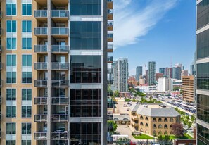 Exterior - Chic 2BR Condo in Vibrant Downtown Calgary (Calgary)