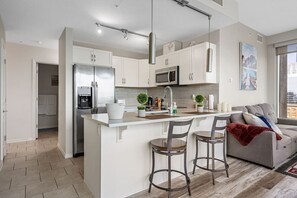 ثلاجة، ميكروويف، فرن، موقد طهي مسطح