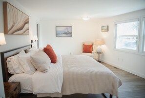 3 bedrooms, desk, WiFi, bed sheets