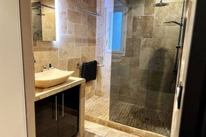 Dusche, Haartrockner, Handtücher, Seife