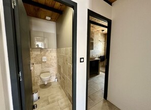 Douche, sèche-cheveux, serviettes fournies, savon