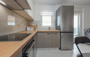 Fridge, oven, stovetop, dishwasher