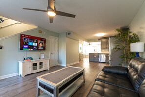 Smart TV - Walk Distance to the beach, pet friendly, Family Vacation Home. (Panama City Beach)