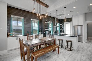 Interior - Bajo El Sol 124 SEV (Port Aransas)