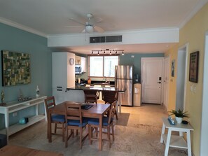 Kühlschrank, Mikrowelle, Toaster, Mixer