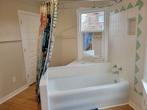 Douche, sèche-cheveux, serviettes fournies, savon