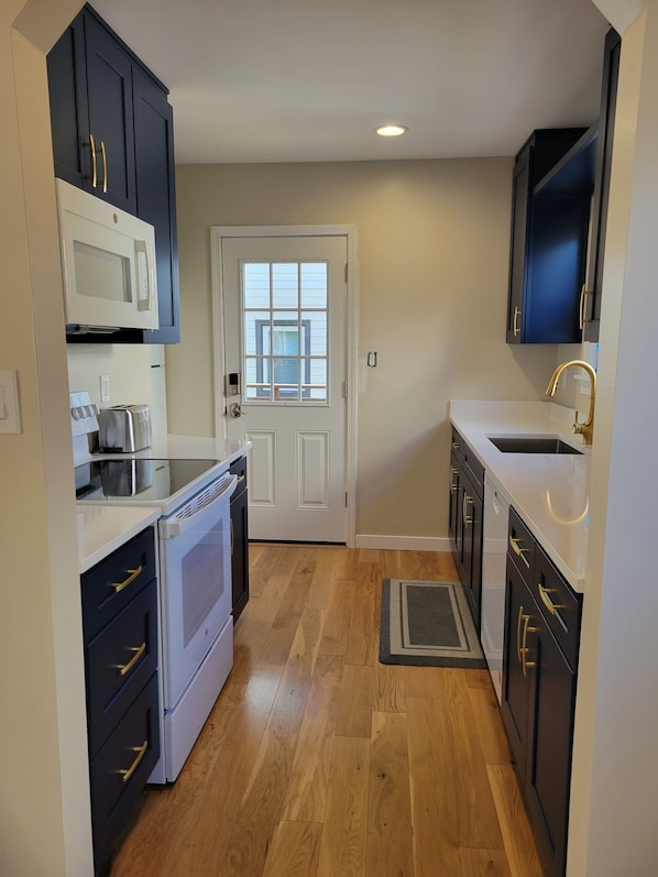 Fridge, microwave, oven, stovetop - Cozy Centrally Located House, Near Stadiums, Hospitals, Cap Hill, CID, SU (Seattle)