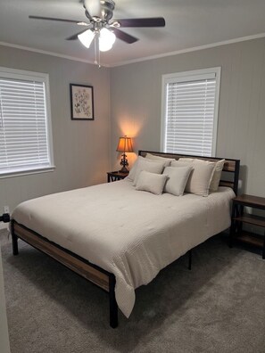 2 habitaciones, tabla de planchar con plancha, cuna de viaje y wifi 