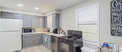 Frigorifero, microonde, forno, piano cottura