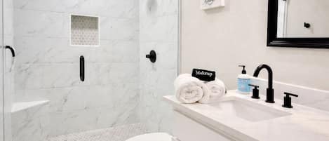 Douche, sĂšche-cheveux, serviettes fournies, savon