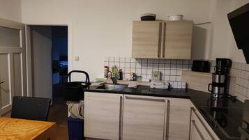 Kühlschrank, Mikrowelle, Herdplatte, Geschirrspüler