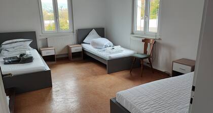 Ferienwohnung und Monteurwohnung bis zu 10 Personen Großer Parkplatz /wlan/grill