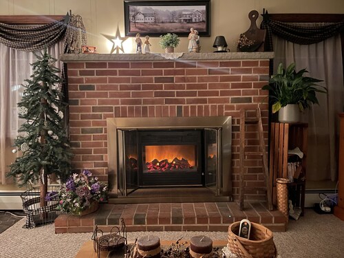 Rural cozy and quaint farmhouse with secluded patio and 15 minute drive to town.